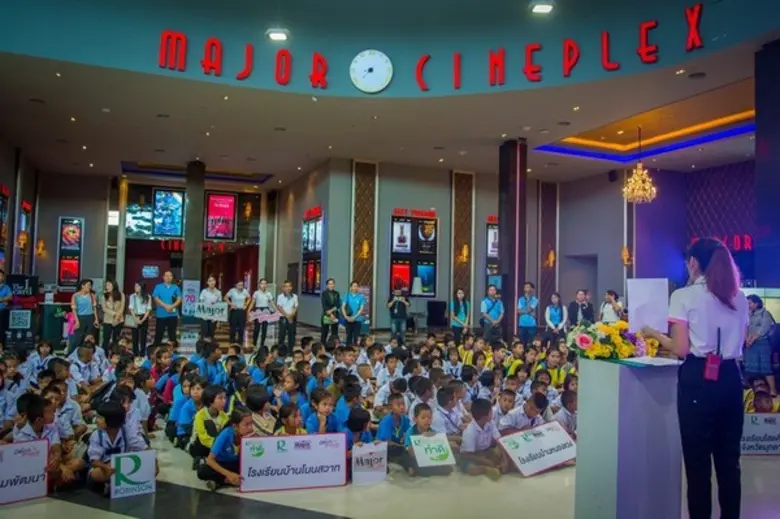 โรบินสัน ร่วมกับ มูลนิธิ เมเจอร์ แคร์ เปิดโลกกว้าง สร้างรอยยิ้ม เติมเต็มความสุขให้น้อง ในถิ่นทุรกันดาร จ.มุกดาหาร ในกิจกรรม 'โรบินสันทำดี...พาน้องดูหนัง รับเปิดเทอม'