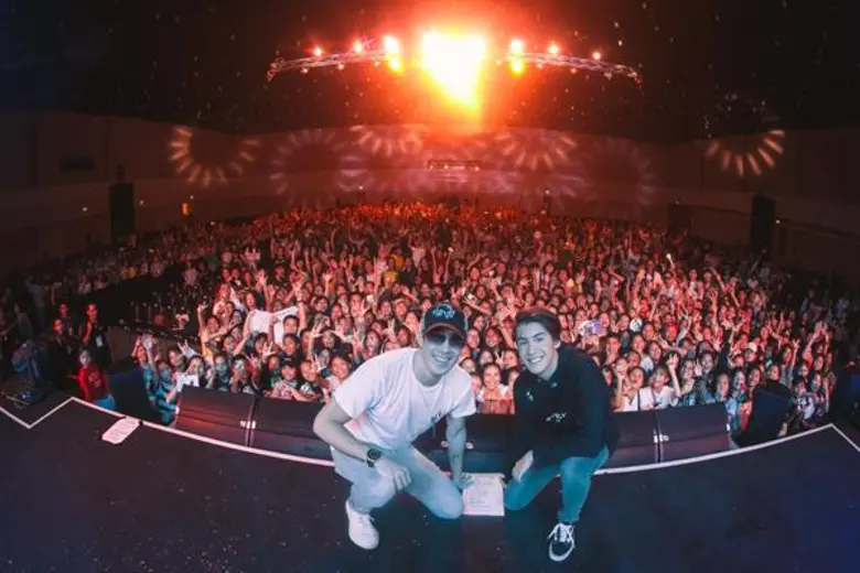 กรี๊ดกระหึ่มเชียงใหม่ “เจ้านาย” ส่งความฟิน “เจ้าขุน-เจ้าสมุทร” โผล่เซอร์ไพรส์ งัดทีเด็ดโชว์ร้อง-เต้น ใส่เต็มไม่ยั้งใน “JAONAAY แอบบอกรัก Tour 2018”