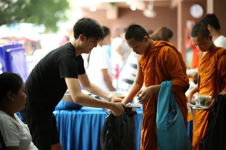 ชายแฮ็คส์ วโรดม ชวน มิ๊ก พิสุทธิ์ และ นุ่น พชรมนต์ ร่วมงานบุญเลี้ยงเพลสามเณร 250 รูป