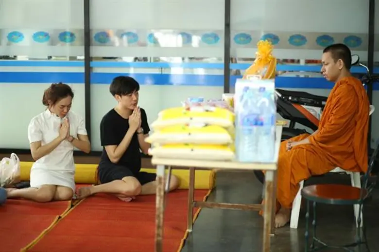 ชายแฮ็คส์ วโรดม ชวน มิ๊ก พิสุทธิ์ และ นุ่น พชรมนต์ ร่วมงานบุญเลี้ยงเพลสามเณร 250 รูป