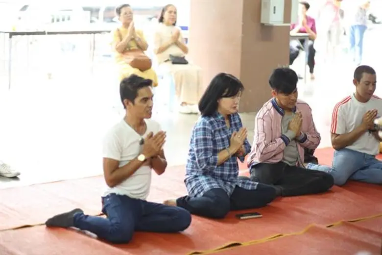 ชายแฮ็คส์ วโรดม ชวน มิ๊ก พิสุทธิ์ และ นุ่น พชรมนต์ ร่วมงานบุญเลี้ยงเพลสามเณร 250 รูป