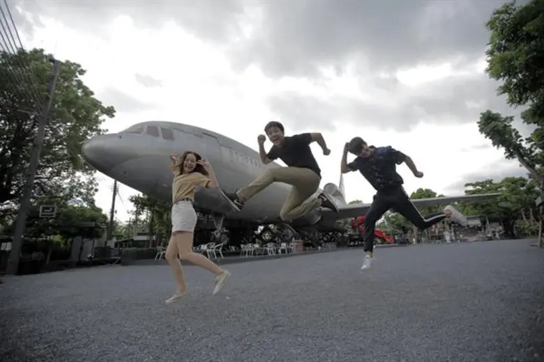 เก็บเสื้อผ้ายัดใส่กระเป๋า แล้วไปนั่งรถไฟด...