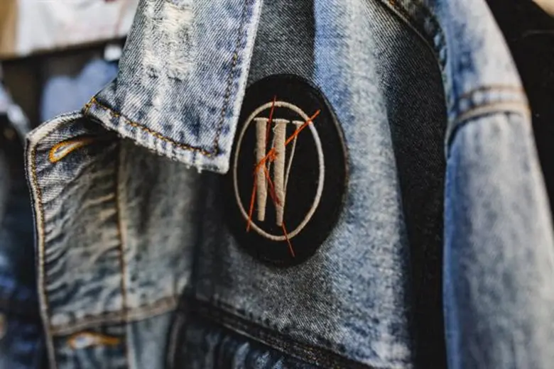 ในขณะที่วัยรุ่นเมืองไทยกำลังคลั่งไคล้ในวั...