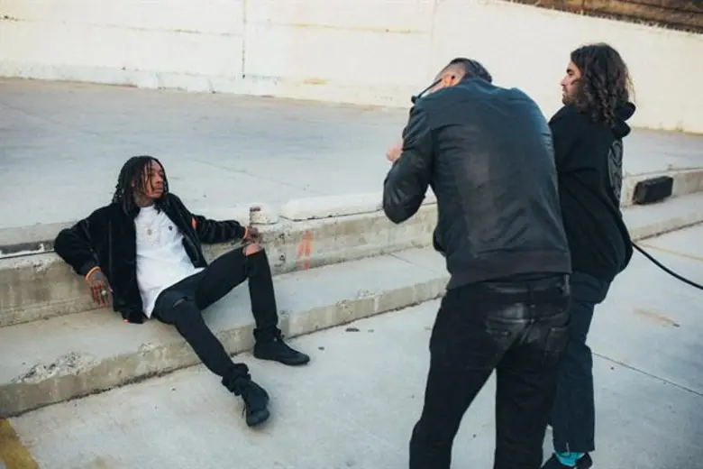 มาส่องลุคเท่ๆ สไตล์กรั้นจ์ของแร็ปเปอร์ชื่อดัง “Wiz Khalifa” ในการถ่ายทำแอดแคมเปญล่าสุดจากแบรนด์ CPS CHAPS ภายใต้คอลเลกชั่น “Wiz Khalifa x CPS”ณ ลินคอล์น ไฮท์ส (Lincoln Heights) เมืองลอสแอนเจลิส ประเทศสหรัฐอเมริกา