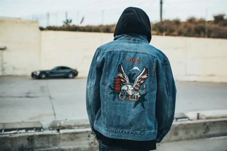 มาส่องลุคเท่ๆ สไตล์กรั้นจ์ของแร็ปเปอร์ชื่อดัง “Wiz Khalifa” ในการถ่ายทำแอดแคมเปญล่าสุดจากแบรนด์ CPS CHAPS ภายใต้คอลเลกชั่น “Wiz Khalifa x CPS”ณ ลินคอล์น ไฮท์ส (Lincoln Heights) เมืองลอสแอนเจลิส ประเทศสหรัฐอเมริกา