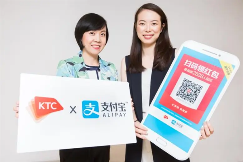 นางสาวเนาวรัตน์ กีรติเกษมสุข (ซ้าย) ผู้จั...