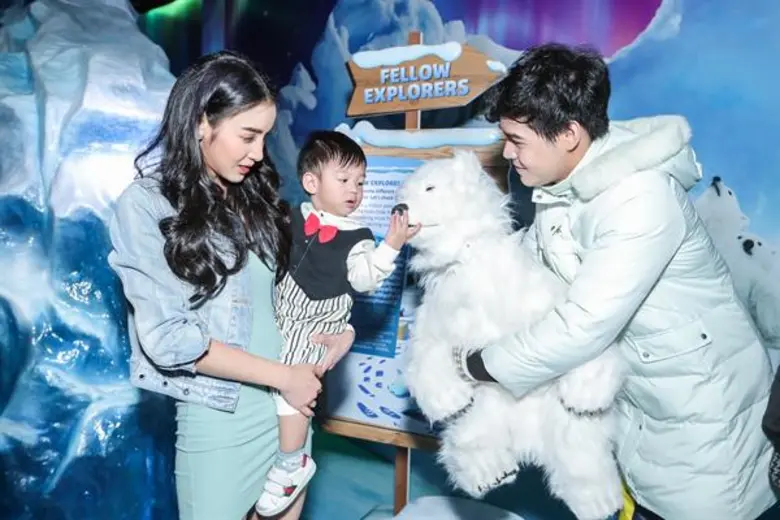 ลูกหมีขาว 'เรสซิ่ง’ และ 'พลอยเจ’ จูงมือเที่ยวโซนใหม่ล่าสุด“มหัศจรรย์ 'ลูกหมีขาว’ ผจญภัยขั้วโลกเหนือ” ณ ซีไลฟ์ แบงคอก
