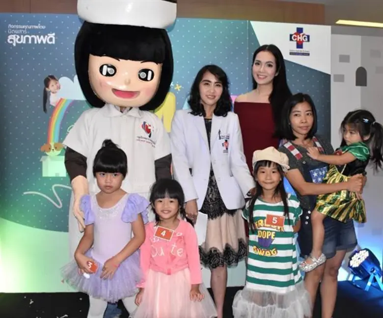 แพทย์หญิงปิยนุช ธนชยานนท์ (กลาง) กุมารแพท...