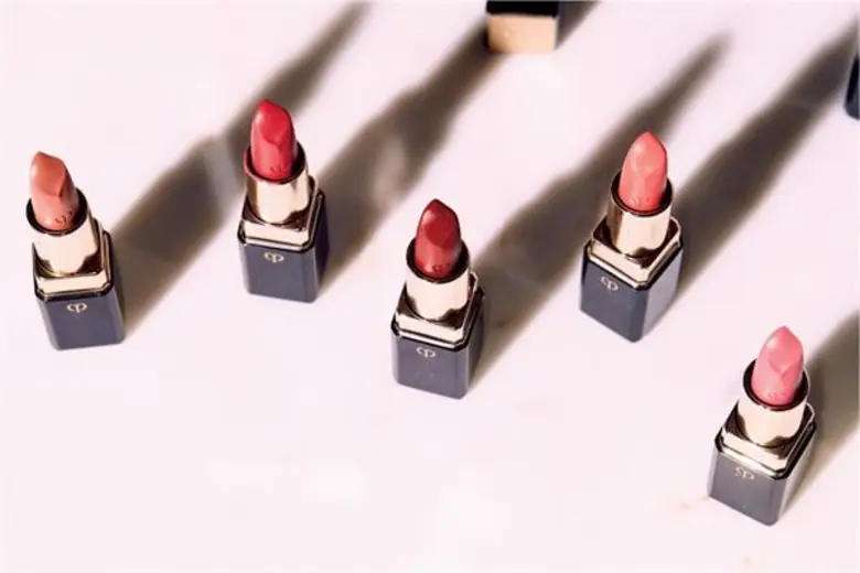 เนรมิตเสน่ห์แห่งสีสันและความนุ่มนวลให้กับริมผีปาก ใหม่! Lipstick Cashmere และ Lipstick Glorifier จากเคลย์ เดอ โป โบเต้