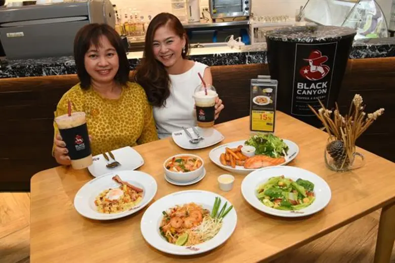 สุจารี ตามครองชัย (ขวา) ผู้อำนวยการฝ่ายการตลาด บริษ...