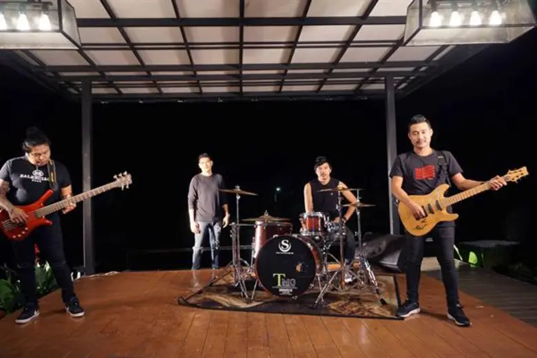 ออกอาการปลื้มสุดๆสำหรับวงร็อคน้องใหม่ STE...