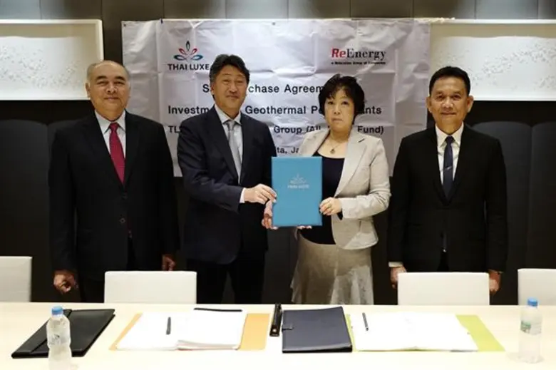 พลอากาศเอกพิธพร กลิ่นเฟื่อง (ที่ 1 จากซ้าย) ประธานก...