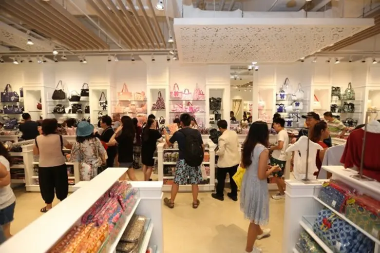 นางสาววาสนา รุ่งแสนทอง ลาทูรัส ประธานกรรม...