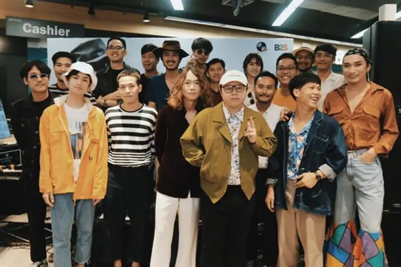 “ชาติ สุชาติ” น้ำตาคลอ สุดประทับใจ งานเปิดอัลบั้มครั้งแรกในชีวิต ศิลปินตบเท้าให้กำลังใจแน่น