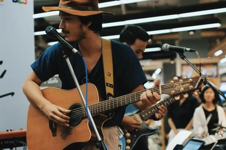 “ชาติ สุชาติ” น้ำตาคลอ สุดประทับใจ งานเปิดอัลบั้มครั้งแรกในชีวิต ศิลปินตบเท้าให้กำลังใจแน่น