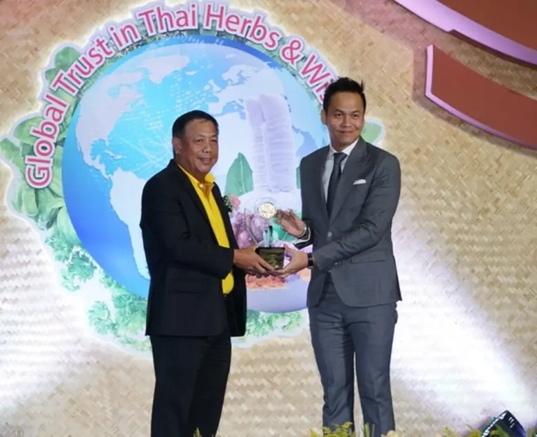 นายชนรรค์ สมบูรณ์เวชชการ (ขวา) กรรมการผู้...