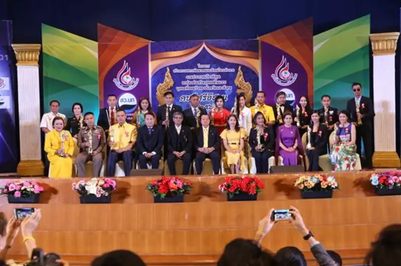 บ่าววี-แซก ชุมแพ นำทีมศิลปินดารา รับรางวัลคนดีศรีปักษ์ใต้-คนดีศรีอีสาน ประจำปี 2561