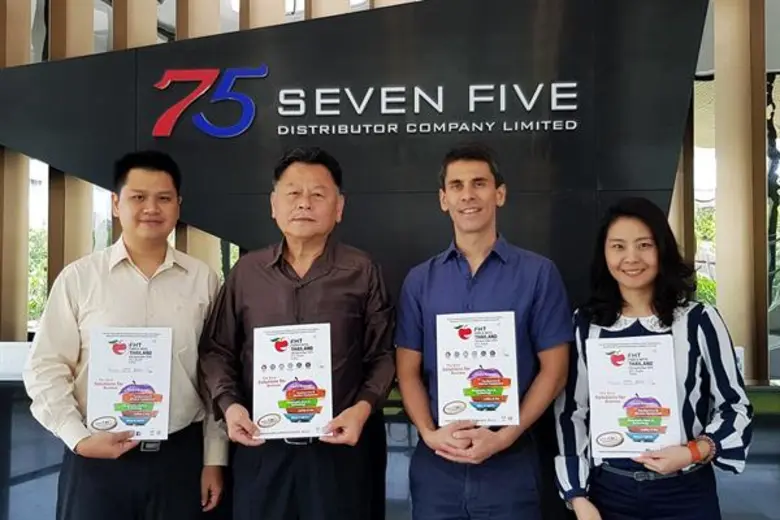 นายวิรัตน์ ตั้งกมลสุข ประธานกรรมการ และ น...