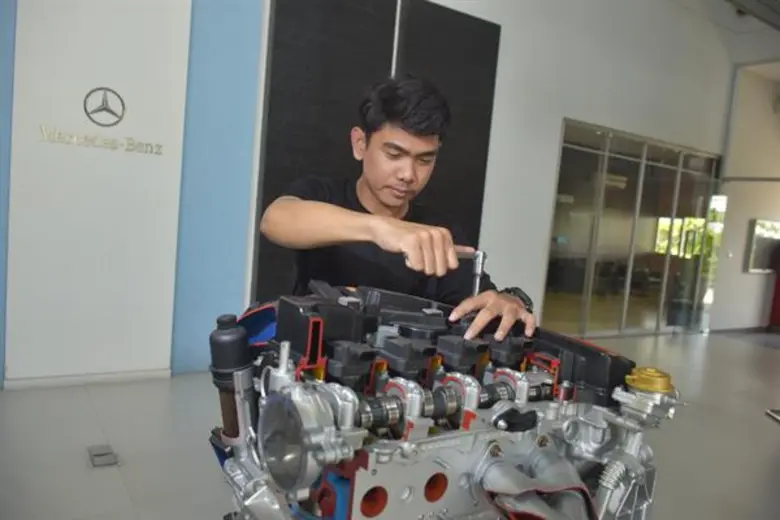 เมอร์เซเดส-เบนซ์ ขยายโครงการหลักสูตรทวิภาคี ลงนามจับมือ ดอนบอสโก บ้านโป่ง เพิ่มโอกาสพัฒนาเด็กอาชีวะไทย พร้อมมอบประกาศนียบัตรส่งตรงจากประเทศเยอรมนี แก่นักเรียนช่างฝึกหัด และเจ้าหน้าที่ที่ผ่านการรับรองคุณภาพ