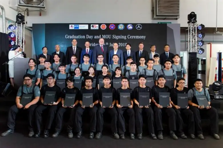 เมอร์เซเดส-เบนซ์ ขยายโครงการหลักสูตรทวิภาคี ลงนามจับมือ ดอนบอสโก บ้านโป่ง เพิ่มโอกาสพัฒนาเด็กอาชีวะไทย พร้อมมอบประกาศนียบัตรส่งตรงจากประเทศเยอรมนี แก่นักเรียนช่างฝึกหัด และเจ้าหน้าที่ที่ผ่านการรับรองคุณภาพ