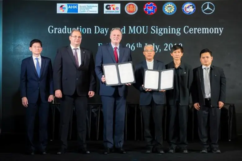 เมอร์เซเดส-เบนซ์ ขยายโครงการหลักสูตรทวิภาคี ลงนามจับมือ ดอนบอสโก บ้านโป่ง เพิ่มโอกาสพัฒนาเด็กอาชีวะไทย พร้อมมอบประกาศนียบัตรส่งตรงจากประเทศเยอรมนี แก่นักเรียนช่างฝึกหัด และเจ้าหน้าที่ที่ผ่านการรับรองคุณภาพ