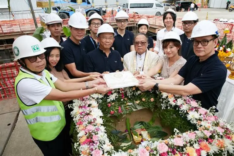 คุณเสริมศักดิ์ ขวัญพ่วง (คนกลาง) ประธานเจ...