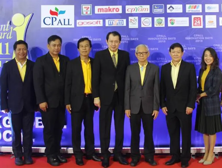 ธานินทร์ บูรณมานิต (กลาง) กรรมการผู้จัดกา...