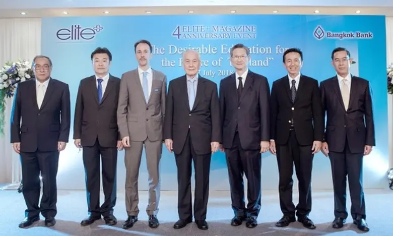 อาทร เตชะธาดา (ที่ 2 จากซ้าย) บรรณาธิการอ...