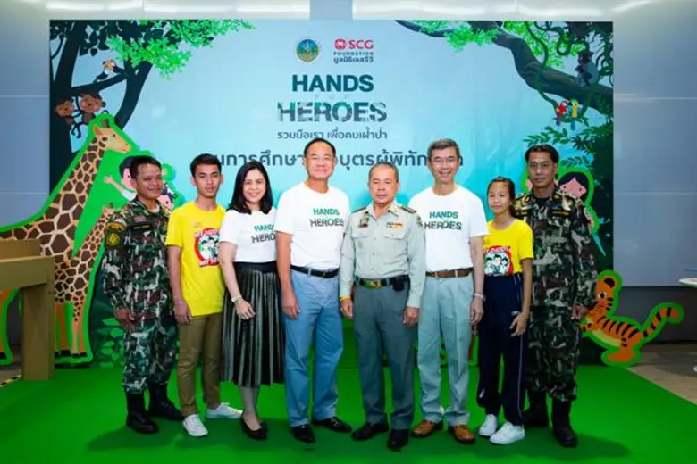 นายขจรเดช แสงสุพรรณ (ที่ 4 จากซ้าย) กรรมก...