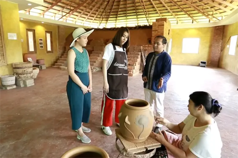 ทีวีไกด์: รายการ "หนีเที่ยวกัน" เผยที่แรกโอ่ง 9 มังกร “เชียร์” ทึ่ง! ขอพิสูจน์ฝีมือ