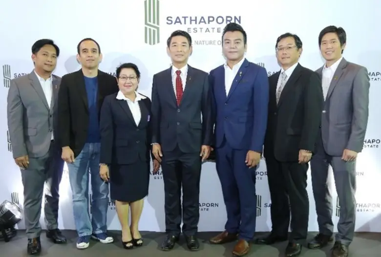 สุนทร สถาพร (ที่ 4 จากซ้าย) กรรมการผู้จัด...