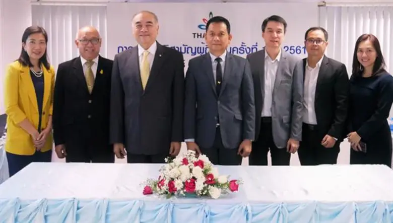 พลอากาศเอกพิธพร กลิ่นเฟื่อง (ที่ 3 จากซ้า...