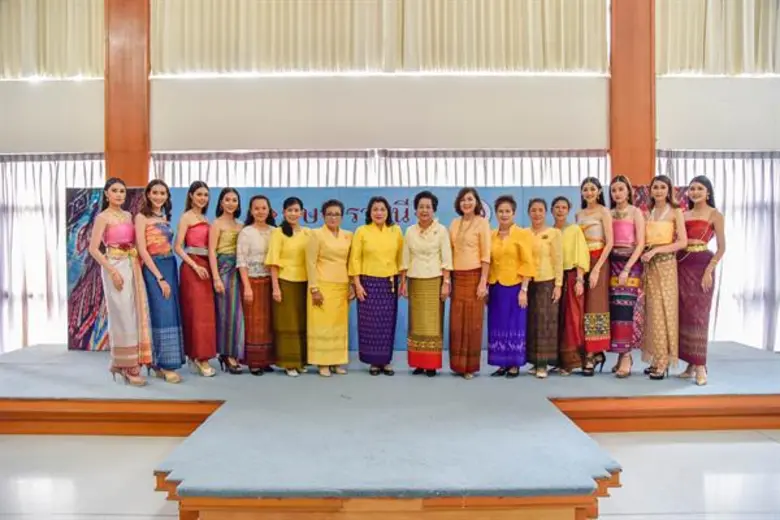 ตระการตาผ้าทอพื้นเมืองจากพระบรมฉายาลักษณ์ และผ้าพื้นถิ่นจากทั่วทุกภูมิภาคในนิทรรศการ “ภูษาราชินี”