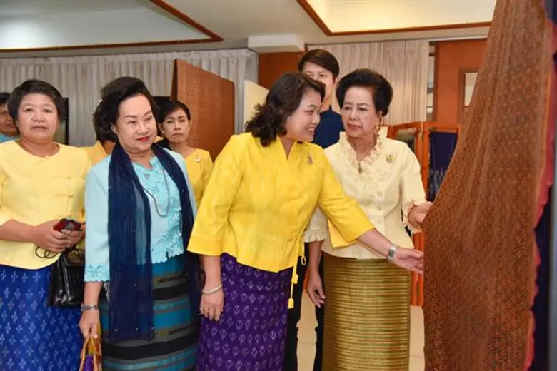 ตระการตาผ้าทอพื้นเมืองจากพระบรมฉายาลักษณ์ และผ้าพื้นถิ่นจากทั่วทุกภูมิภาคในนิทรรศการ “ภูษาราชินี”