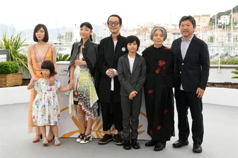 ผู้กำกับและทีมนักแสดงจาก Shoplifters ในวั...