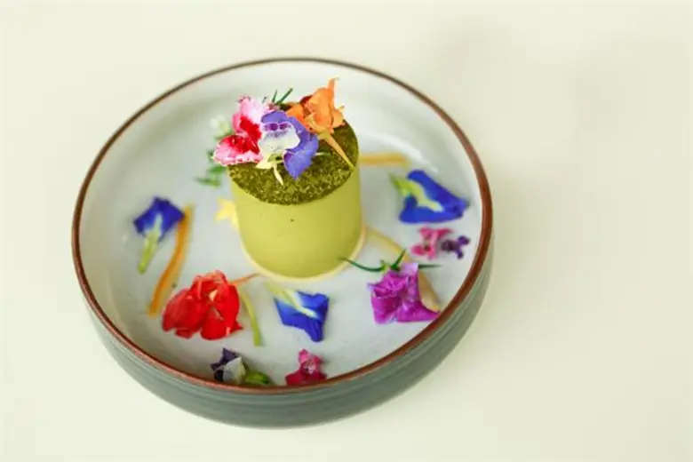 เติมสีสันบนจานด้วยเมนูดอกไม้นานาพรรณ ที่ร้านสการ์เล็ต ไวน์ บาร์ แอนด์ เรสเตอร์รองท์