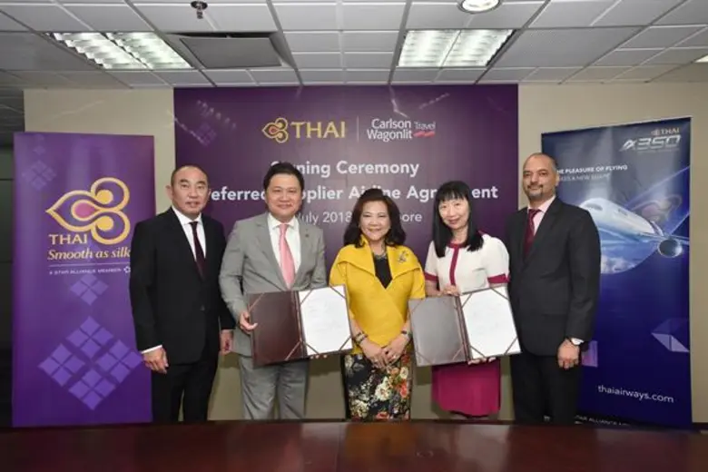 นางอุษณีย์ แสงสิงแก้ว (ที่ 3 จากซ้าย) รัก...