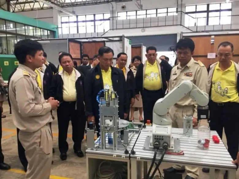 รัฐมนตรีว่าการกระทรวงแรงงาน ลงพื้นที่ให้กำลังใจผู้มีรายได้น้อย ย้ำราชการทำงาน ต้องโปร่งใสตรวจสอบได้