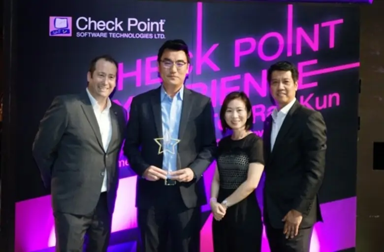 นายชัยวัฒน์ ลิขิตจรรยากุล (ที่ 2 จากซ้าย)...