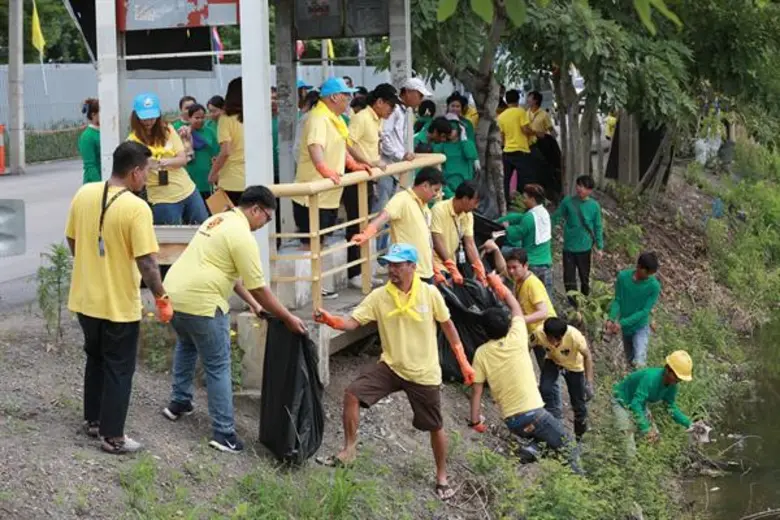 เวิร์คพอยท์ ร่วมเทศบาลบางพูน ทำความสะอาดบริเวณริมถนนเลียบคลองเปรมประชา ในกิจกรรมจิตอาสา “เราทำความดีด้วยหัวใจ”