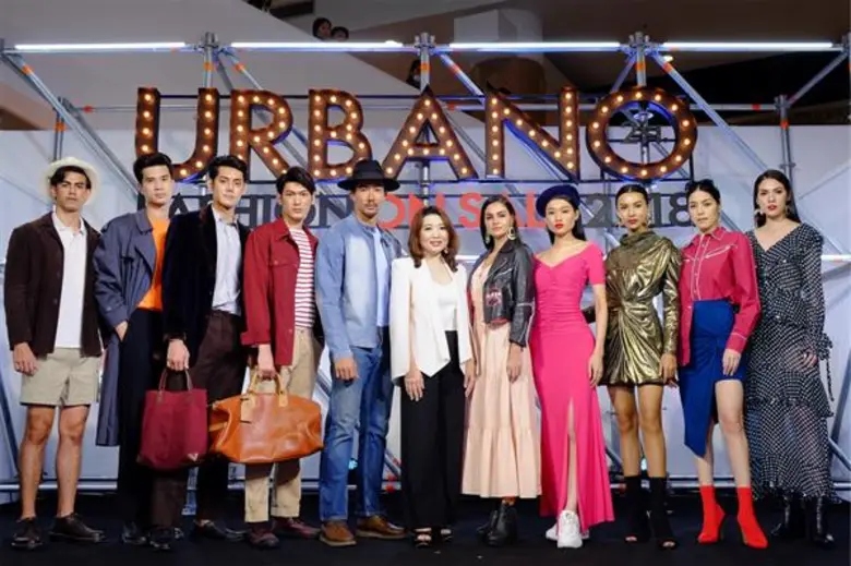 นางสาวภิรดี เจริญรัตนาภิรมย์ (กลาง) ผู้จั...