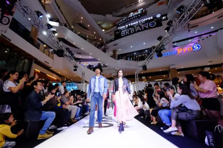 เกตเวย์ เอกมัย จัดกิจกรรมแฟชั่นโชว์สินค้า Urbano Zone ดีไซน์พิเศษ ในงาน 'Urbano Fashion On Sale 2018’