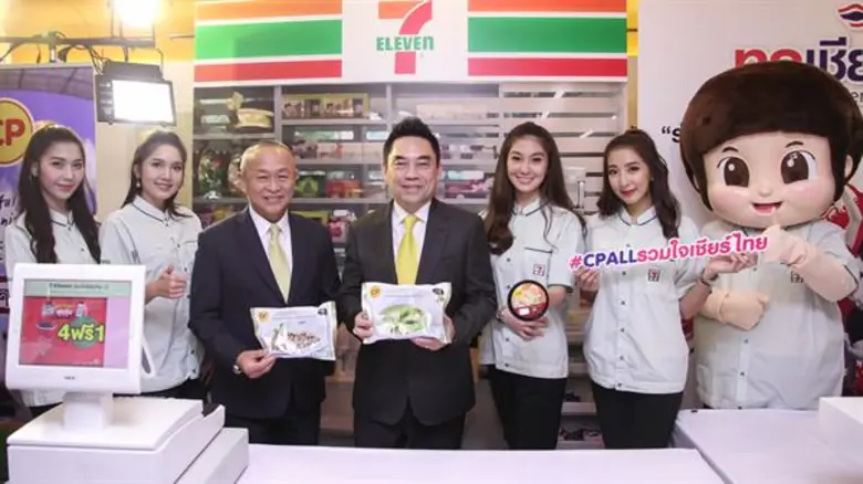 นายขจร เจียรวนนท์ (ที่ 4 จากซ้าย) กรรมการ...