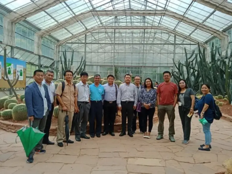 นายภราดร หอมแย้ม รองผู้อำนวยการองค์การสวน...