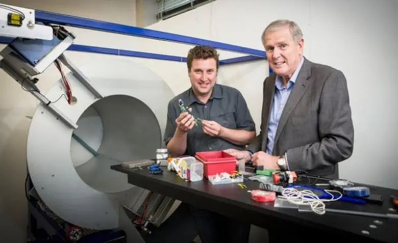 นักวิทยาศาสตร์ 2 พ่อลูกจากมหาวิทยาลัยชื่อ...