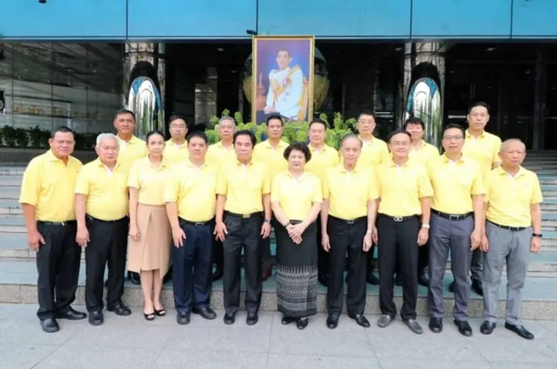 ธงชัย ล่ำซำ (แถวหน้าที่5จากซ้าย) ประธานกร...