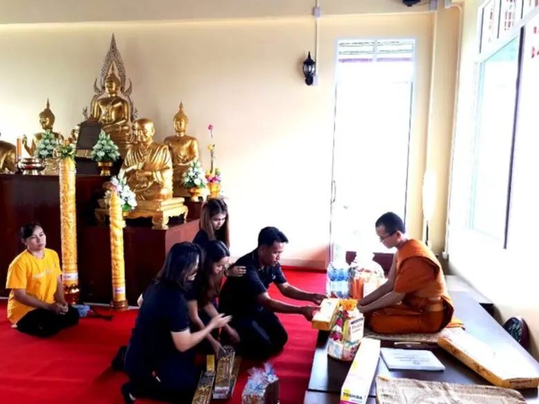 ชาวอินเตอร์ร่วมใจถวายเทียน สืบสานประเพณีและวัฒนธรรม