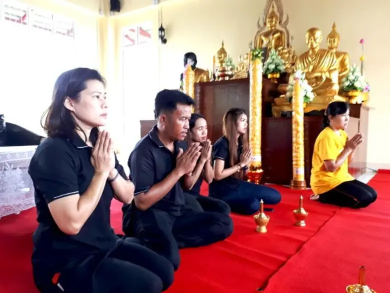 ชาวอินเตอร์ร่วมใจถวายเทียน สืบสานประเพณีและวัฒนธรรม