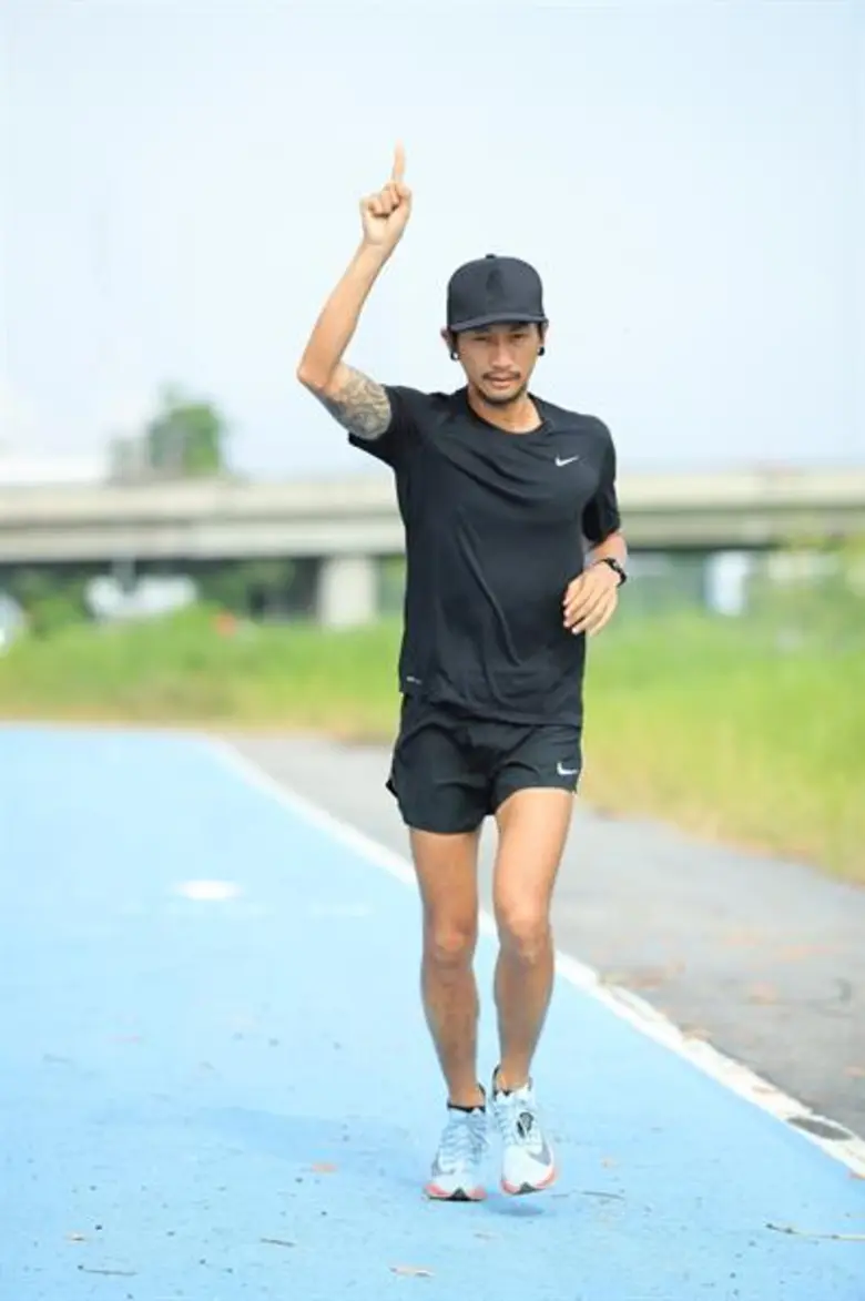 ตูน บอดี้สแลม, ก้าวคนละก้าว, GDH และคิงเพ...