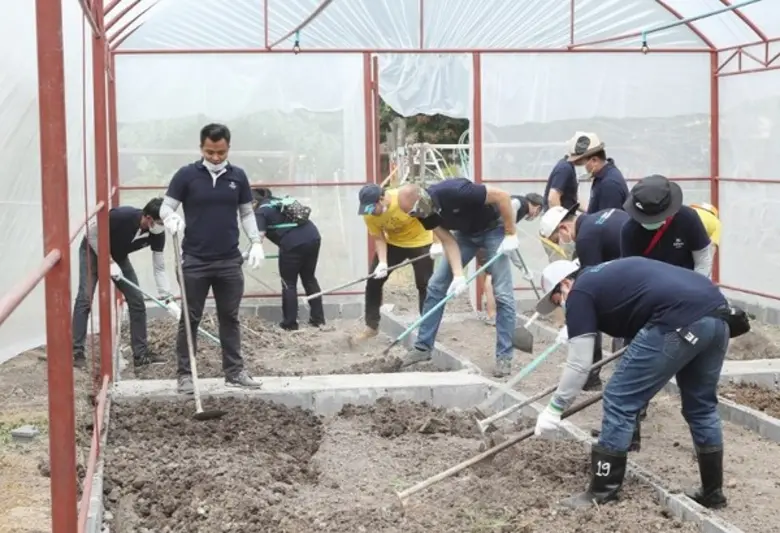 โรงแรมฮิลตัน พัทยา จัดกิจกรรม Global Week of Service สร้างแปลงผักกางมุ้งเพื่อน้อง